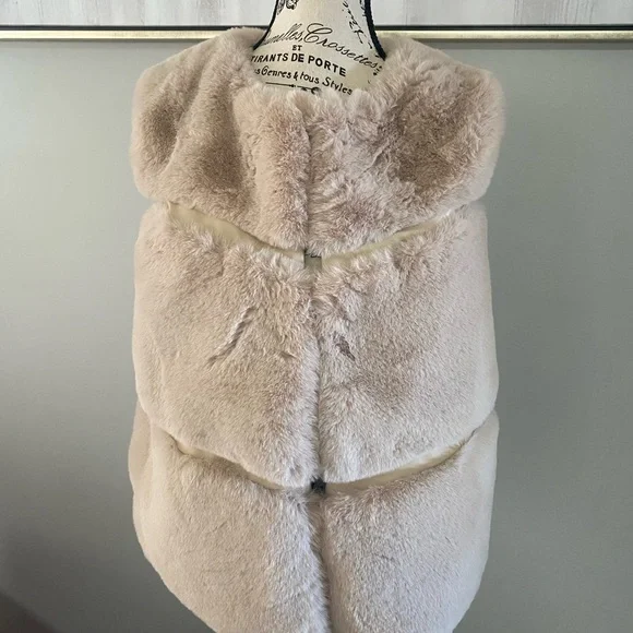 Luxurious Cream Faux Fur Women's Vest - Picture 2 of 7